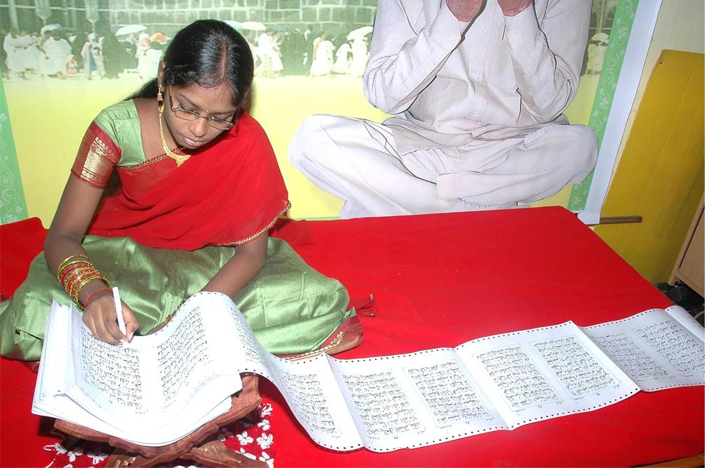 HINDU GIRL EYES WORLD RECORD BY PENNING 999 FEET LONG QURAN