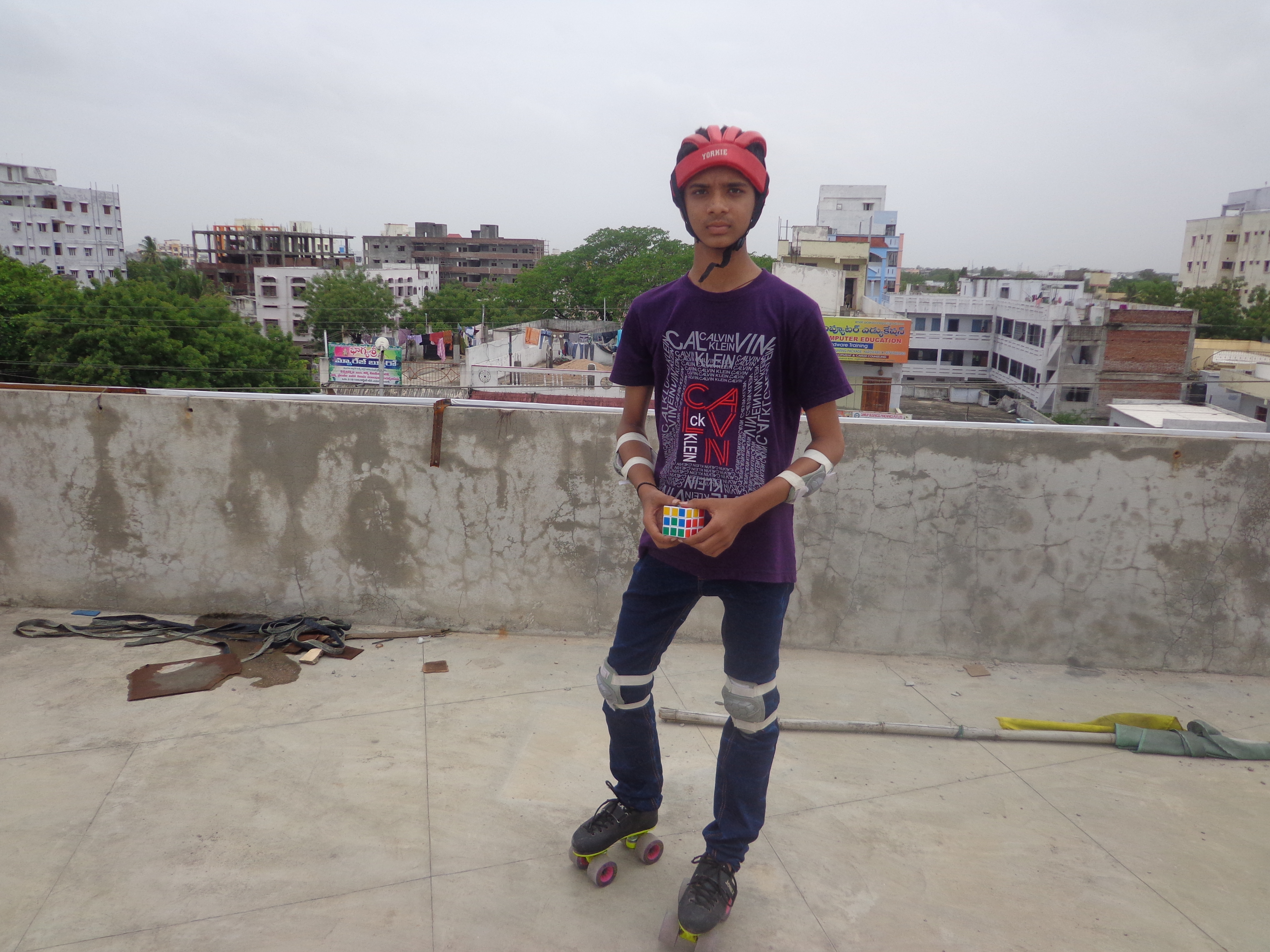 SOLVING RUBIK INTERNATIONAL CUBE WHILE SKATING