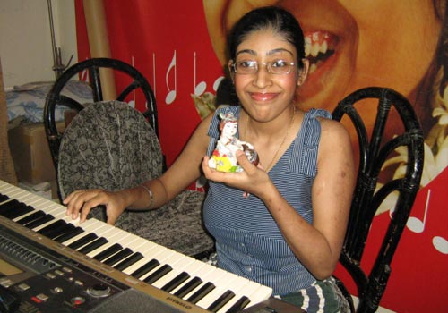 PUJA COMPOSES MUSIC ON THE SPOT WITH ONLY HER INDEX FINGER