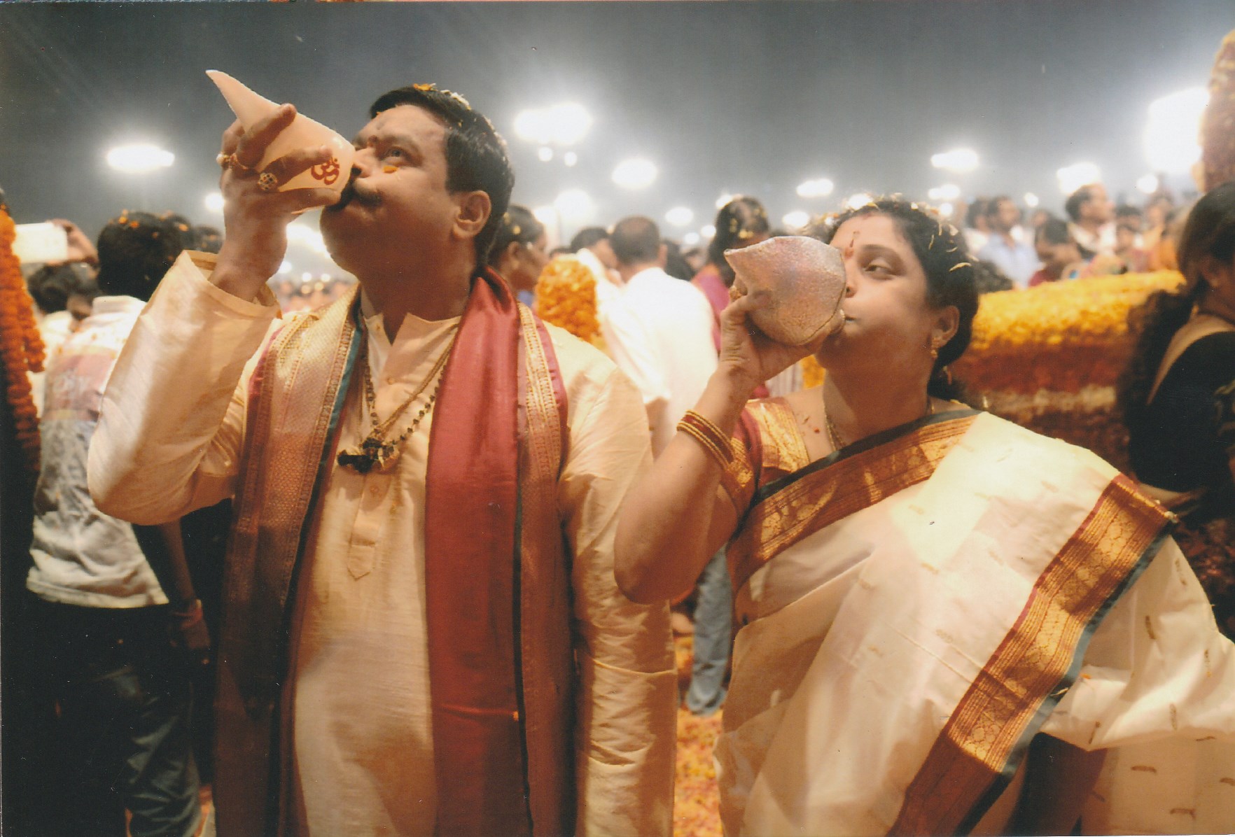 BREATHLESS BLOWING OF SHANKH  FOR 5 to 10 MINUTES BY MALE