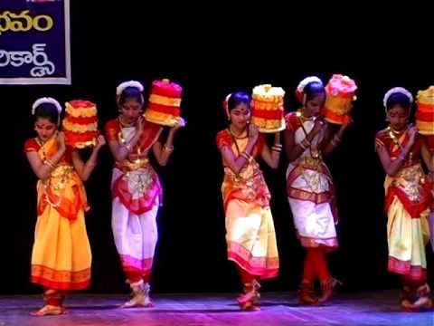 BATHUKAMMA FLORAL FESTIVAL PERFORMANCE BY DANCE FORM BY GIRLS